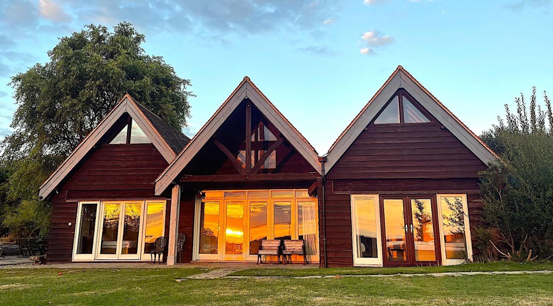 House On The Brooks Self Catering Holiday Let South Downs West Sussex Sleeps 14 Pulborough Exterior foto